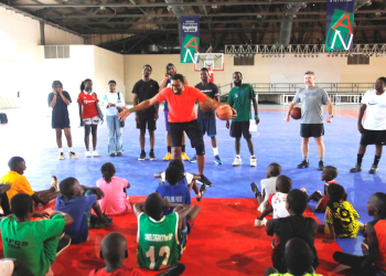 Visiting U.S. Trainer Patrick White Mentors Neighborhood Kids at Basketball Clinic